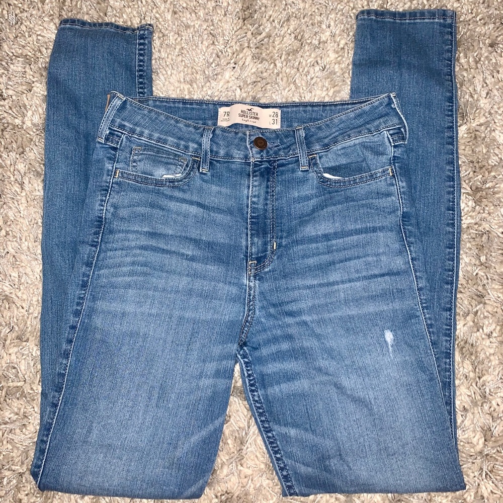 HOLLISTER Girls ripped skinny jeans